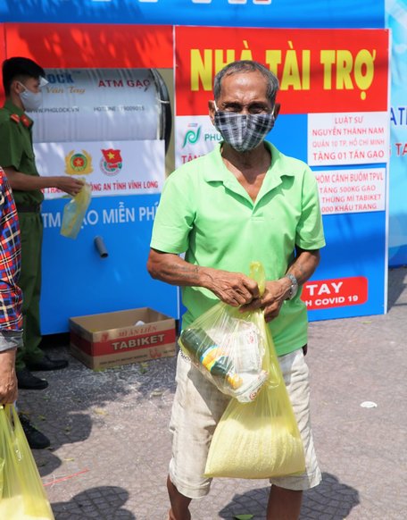 Gạo từ “ATM gạo” và quà đến với những hoàn cảnh khó khăn của TP Vĩnh Long giữa đại dịch COVID- 19.  Ảnh chụp vào tháng 4/2020