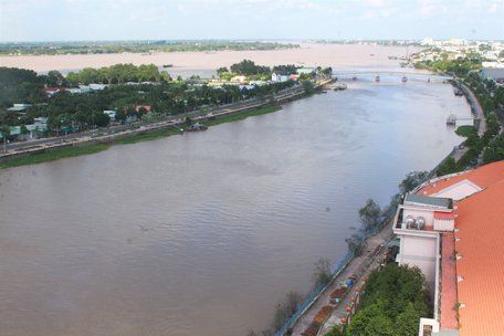 Hạ tầng được đầu tư giúp hệ thống giao thông kết nối, đời sống ngày càng nâng chất.