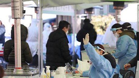  Một điểm lấy mẫu xét nghiệm COVID-19 tại Seoul, Hàn Quốc ngày 25/12/2020. (Ảnh: Yonhap/TTXVN)