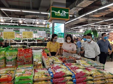 Khách hàng mua sắm tại siêu thị Vinmart. Ảnh minh họa: Phương Anh/TTXVN