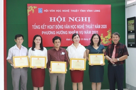 Các tập thể có thành tích xuất sắc trong phong trào văn học nghệ thuật năm 2020 được khen thưởng.