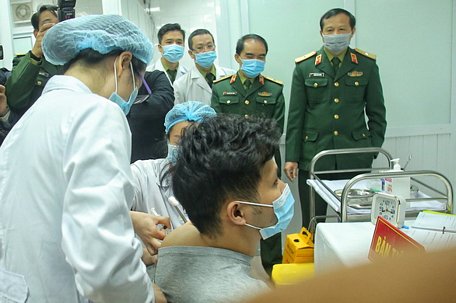 1 trong 3 tình nguyện viên được tiêm mũi vắc xin nhắc lại vào sáng 14/1.