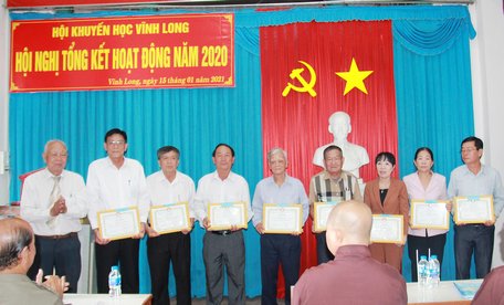 Hội Khuyến học tỉnh Vĩnh Long khen thưởng nhiều tập thể, cá nhân đạt thành tích xuất sắc trong phong trào khuyến học, khuyến tài, xây dựng xã hội học tập năm 2020.