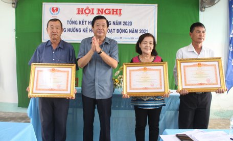  Phó Bí thư Thường trực Tỉnh ủy, Chủ tịch HĐND tỉnh Bùi Văn Nghiêm- trao bằng khen của Thủ tướng Chính phủ cho các tập thể, cá nhân.