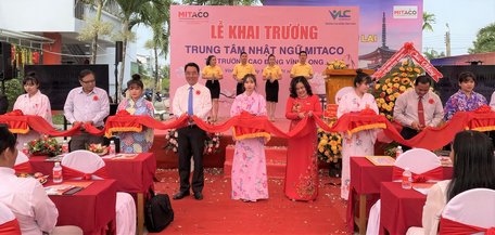 Chủ tịch UBND tỉnh Vĩnh Long Lữ Quang Ngời, Công ty MITACO và các đại biểu trong nghi thức đưa vào hoạt động Trung tâm Nhật ngữ MITACO.