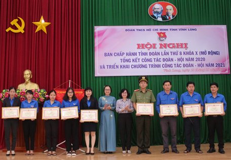 Trao bằng khen UBND tỉnh cho các cá nhân có thành tích tiêu biểu trong phong trào thi đua “Tuổi trẻ Vĩnh Long tự hào tiến bước dưới cờ Đảng”