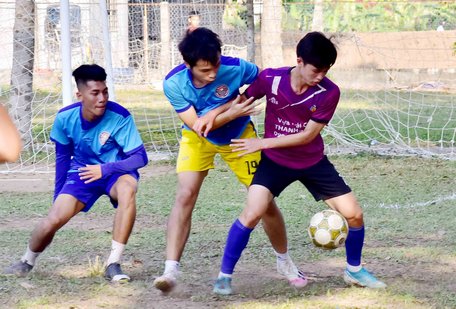 Pha tranh bóng giữa đội Hoàng Ngọc Quý (áo sậm màu) trước Đức Trí FC.