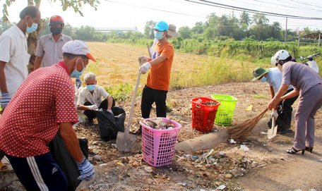 Hội Nông dân xã Long Mỹ (Mang Thít) thu gom rác thải và vệ sinh môi trường để xây dựng tuyến đường không rác thải nhựa.