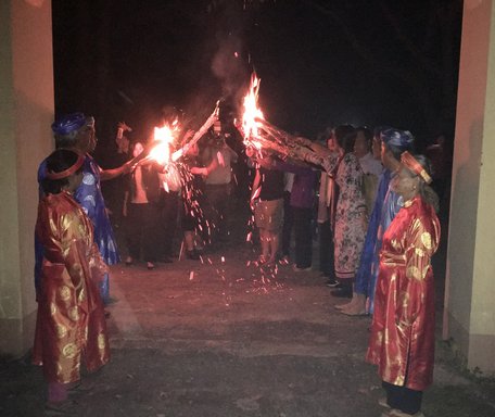 Các bô lão chào đón du khách tại cổng Đình.