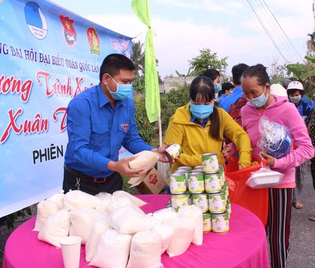 “Phiên chợ 0 đồng” trao nhu yếu phẩm cho bà con