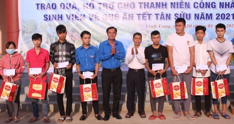 Trao quà tết cho thanh niên công nhân