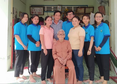 Thăm mẹ Việt Nam anh hùng Phan Hồng Ngân.