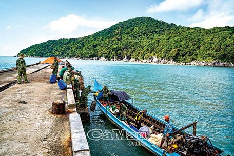 Nơi đây, vào ngày 13/12/1940, thầy giáo - chiến sĩ cách mạng Phan Ngọc Hiển lãnh đạo cuộc khởi nghĩa Hòn Khoai giành thắng lợi, là mốc son trong lịch sử đấu tranh cách mạng của Ðảng bộ và Nhân dân Cà Mau.