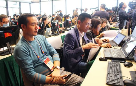 Các phóng viên tham dự buổi họp báo.