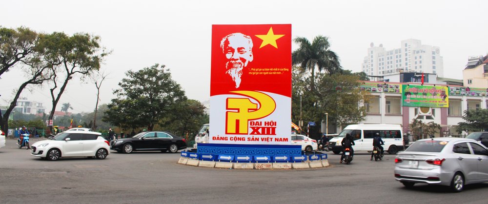 Các tấm pano, áp phích được trang trí trên khắp các con đường kết nối từ trung tâm thành phố đến Trung tâm Hội nghị Quốc gia- nơi sẽ diễn ra Đại hội lần thứ XIII của Đảng.