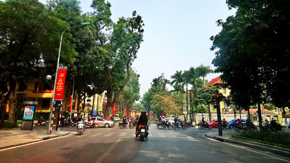Khắp các tuyến đường đâu đâu cũng ngập tràng cờ hoa
