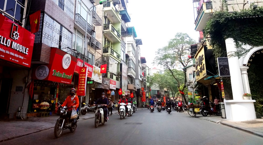 Cùng với băng rôn in hình búa liềm vàng, cờ đỏ sao vàng cũng được treo trên các khắp các tuyến phố.