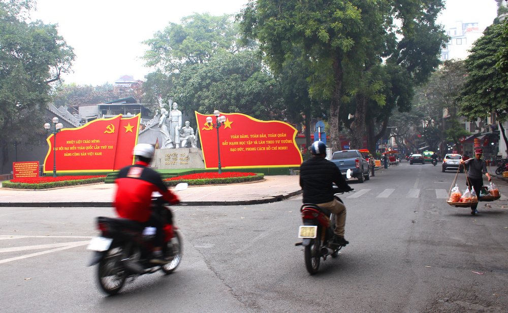 Toàn bộ hạng mục trang trí trên các tuyến đường đã được hoàn tất trong ngày 19/1, bảo đảm yêu cầu đẹp, trang trọng, kịp thời phục vụ Đại hội lần thứ XIII của Đảng.