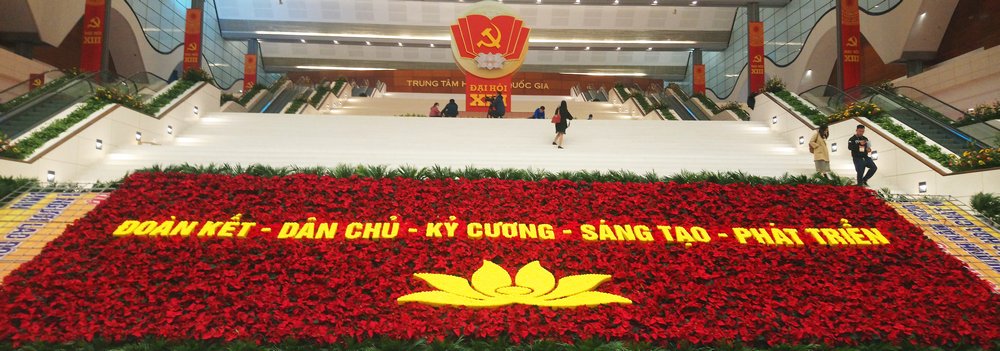 Nơi đây sẽ đón 1.587 đại biểu, đông nhất trong 13 kỳ đại hội Đảng toàn quốc. Hoa được bày trí nơi đây vẫn với 2 sắc màu chủ đạo là đỏ và vàng.