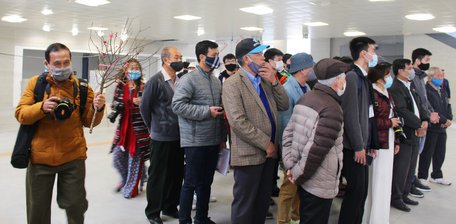 Trong ngày đầu tiên, nhiều du khách đến trải nghiệm trong toa tàu đường sắt đô thị metro Nhổn- ga Hà Nội. Trong ảnh: cô Nguyễn Thị Song Hương và chị Marianela Abele (Pháp) cùng các con háo hức tham quan tàu.