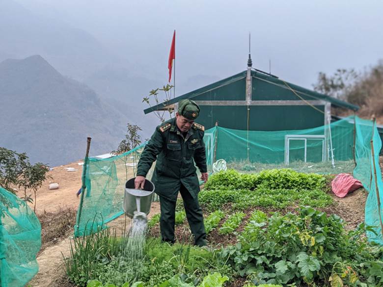  Tại khu vực chốt 167, bộ đội đã tự tăng gia sản xuất như trồng rau, nuôi gia cầm để chăm lo thêm cho bữa ăn hàng ngày