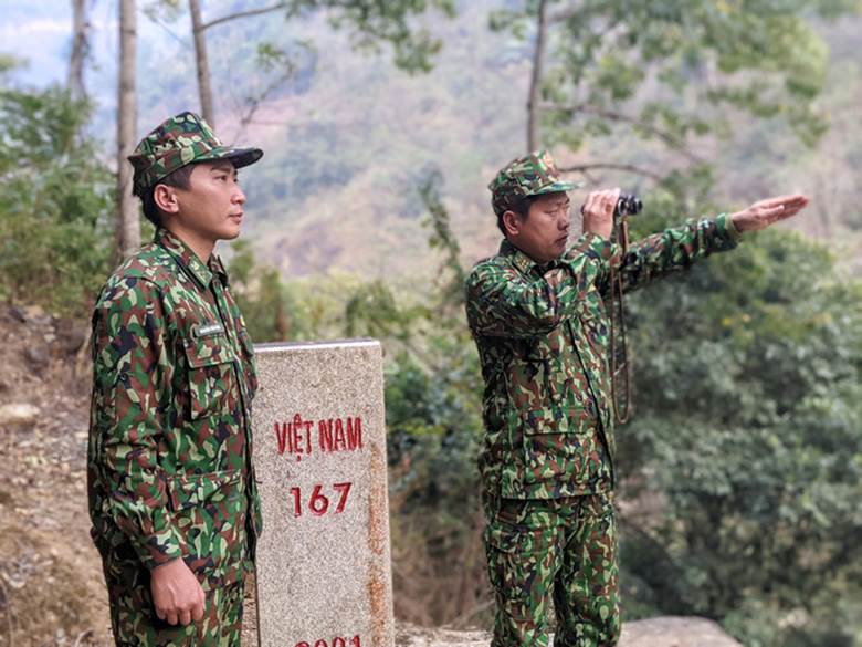 Đại úy Giàng A Trú, Chính trị viên Phó Đồn Biên phòng Pha Long cùng Trung úy Đào Anh Tuấn, Đội trưởng Đội Phòng chống ma túy và tội phạm - Đồn Biên phòng Pha Long, Trưởng chốt 167 đi tuần tra ở khu vực mốc 167