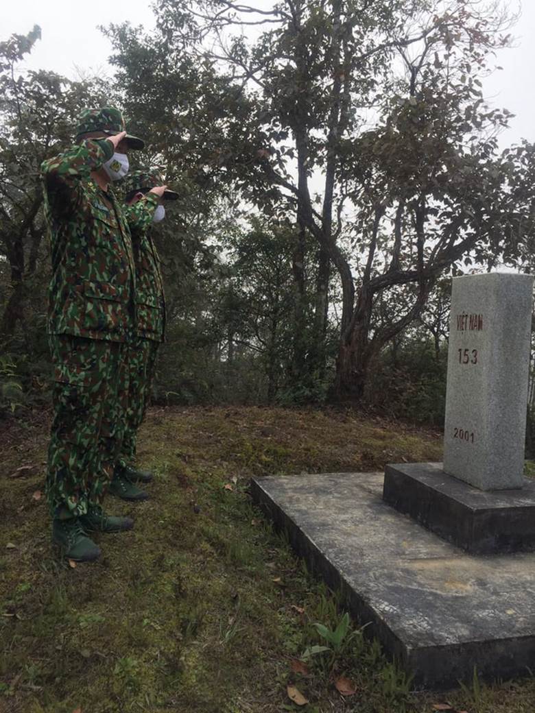 Chốt 153 cách Đồn Biên phòng Pha Long khoảng 10 km, nằm trên đỉnh núi cao, là chốt xa nhất, đường đi lại rất khó khăn.