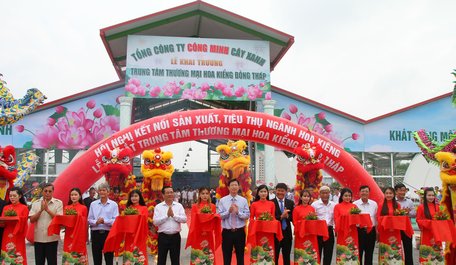 Cắt băng khánh thành Trung tâm Thương mại hoa kiểng tỉnh Đồng Tháp.