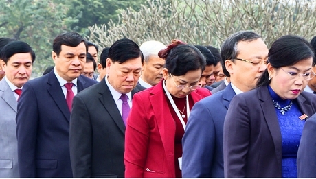 Đoàn đại biểu dành phút mặc niệm tại Đài tưởng niệm các anh hùng, liệt sĩ.