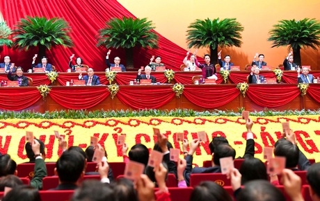 Với tâm thế tâm huyết, trách nhiệm, khoa học và xác đáng, sẽ góp phần vào thành công đại hội. (Trong ảnh: Đoàn Chủ tịch và các đại biểu biểu quyết trong phiên họp trù bị sáng 25/1/2021).