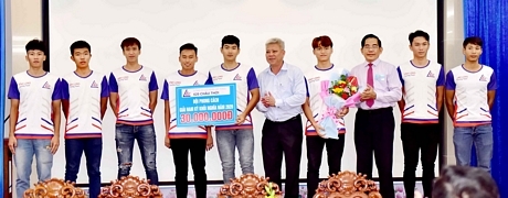 Ông Trần Thanh Vũ- Tổng Giám đốc Công ty CP Bê tông 620 Châu Thới (thứ 5 bên phải sang)- khen thưởng Đội xe đạp 620 Châu Thới- Vĩnh Long tại Giải Xe đạp Nam Kỳ khởi nghĩa 2020.