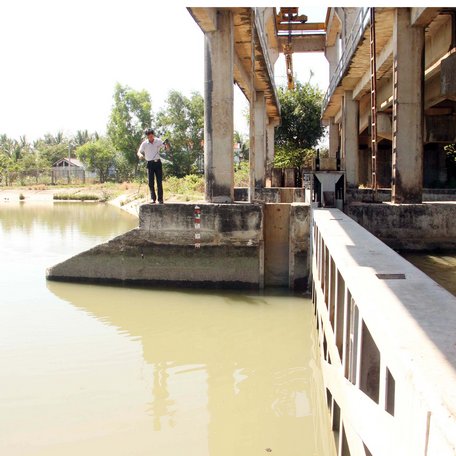 Khu vực cống Nàng Âm (xã Trung Thành Đông- Vũng Liêm) luôn ghi nhận độ mặn cao nhất trong tất cả các trạm đo mặn trong tỉnh.