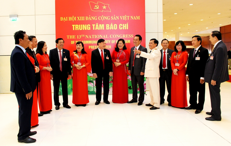 Đoàn đại biểu của Đảng bộ tỉnh Vĩnh Long được triệu tập về dự đại hội gồm 18 đồng chí, đại diện cho gần 42.500 đảng viên tỉnh Vĩnh Long.