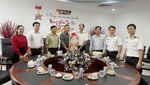 Đại tá Nguyễn Hữu Thạc cùng các cán bộ của nhà máy chúc tết tại Đài Phát thanh- Truyền hình Vĩnh Long.