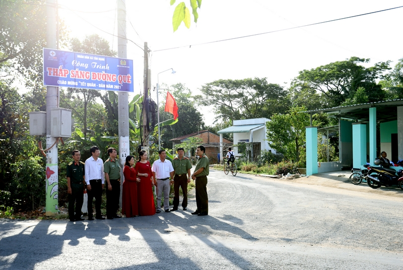 Bàn giao công trình “Thắp sáng đường quê”.