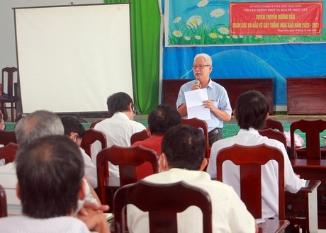 Ông Nguyễn Vĩnh Phúc- Chi cục trưởng Chi cục Trồng trọt và Bảo vệ thực vật- phát động chiến dịch truyền thông chăm sóc, bảo vệ cây trồng mùa khô 2020- 2021 tại xã Thanh Bình (Vũng Liêm) sáng 27/1/2021.