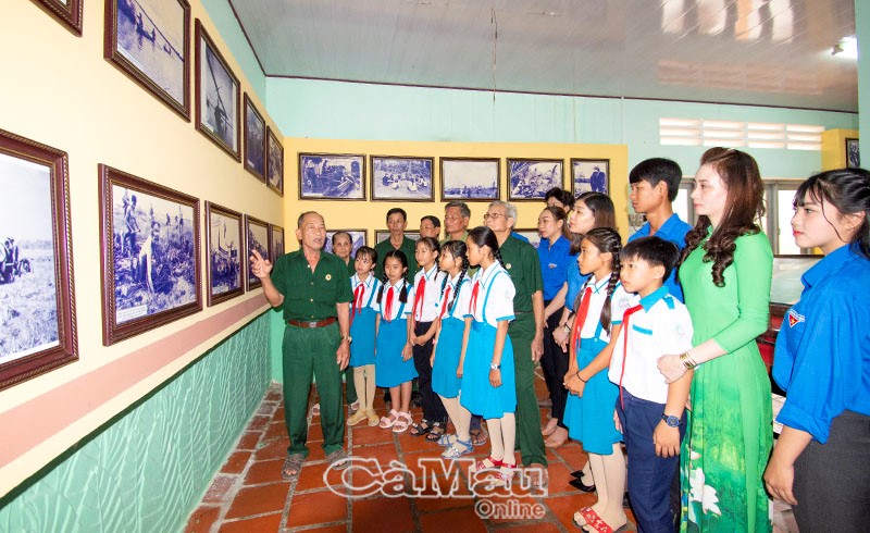 Giáo dục truyền thống tại nhà trưng bày Khu Căn cứ Tỉnh uỷ Xẻo Ðước. Ảnh: Q.B