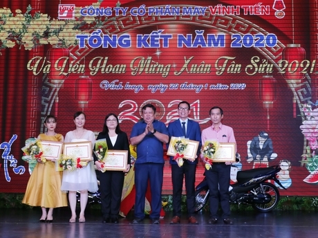 Ông Nguyễn Văn Liệt- Phó Chủ tịch UBND tỉnh- tặng bằng khen cho các tập thể, cá nhân  có thành tích xuất sắc.