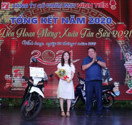 Ông Nguyễn Văn Liệt- Phó Chủ tịch UBND tỉnh- trao thưởng cho tổ trưởng có thành tích xuất sắc nhất năm 2020.