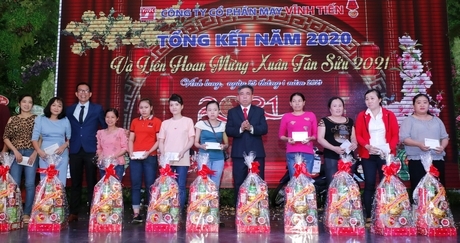 Lãnh đạo công ty trao quà cho các công nhân có hoàn cảnh khó khăn.