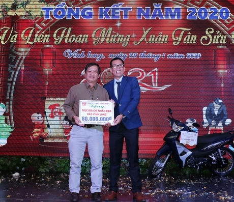 Ông Nguyễn Hữu Khánh- Tổng Biên tập Báo Vĩnh Long nhận số tiền 80 triệu đồng cho “Địa chỉ nhân đạo” của Báo Vĩnh Long trong năm 2021 từ sự đóng góp của CB- CNV Công ty CP May Vĩnh Tiến.