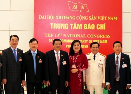 Bí thư Tỉnh ủy- Trần Văn Rón (thứ 2, bên trái) và Phó Bí thư Thường trực Tỉnh ủy, Chủ tịch HĐND tỉnh- Bùi Văn Nghiêm (thứ 3, bên trái) cùng các đồng chí trong Đoàn đại biểu Đảng bộ tỉnh Vĩnh Long.