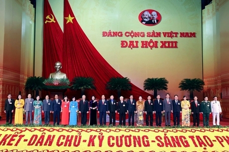Đoàn đại biểu Đảng bộ tỉnh Vĩnh Long chụp ảnh lưu niệm cùng lãnh đạo Đảng, Nhà nước tại Đại hội.