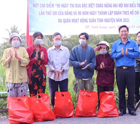 Tặng quà cho bà con có hoàn cảnh khó khăn.