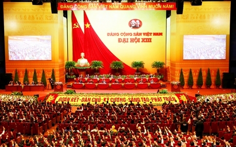 Đại hội biểu thị sự thống nhất ý chí và quyết tâm mạnh mẽ của toàn Đảng, toàn dân, toàn quân ta trong thời kỳ mới. Trong ảnh: Các đại biểu biểu quyết thống nhất dự thảo nghị quyết tại đại hội.