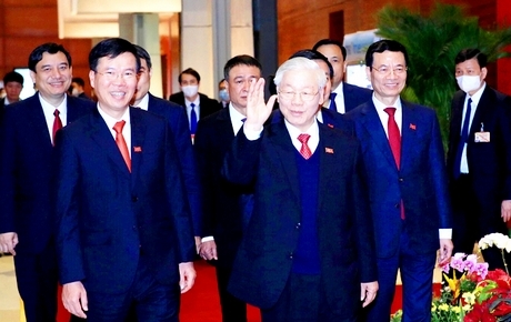 Đại hội diễn ra trong sự phấn chấn và niềm tin lớn lao của toàn Đảng, toàn dân và toàn quân ta, bởi sự tổ chức thành công đại hội các cấp thời gian qua. Trong ảnh: Tổng Bí thư, Chủ tịch nước Nguyễn Phú Trọng vào họp báo sau phiên bế mạc đại hội.