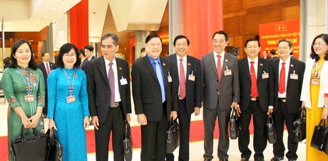 Thành công của Đại hội là minh chứng sâu sắc và rõ nét nhất cho bản lĩnh và trí tuệ của Đảng đang tỏa sáng dẫn đường, soi lối đưa đất nước Việt Nam mạnh mẽ vươn ra biển lớn với những kỳ vọng mới, hứa hẹn những thành công mới. Trong ảnh: Đoàn đại biểu Đảng bộ tỉnh Vĩnh Long trao đổi bên lề đại hội.