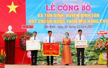 Bà Nguyễn Thị Quyên Thanh- Phó Chủ tịch UBND tỉnh trao cờ thi đua, bằng công nhận đạt chuẩn NTM nâng cao và khen thưởng công trình phúc lợi trị giá 500 triệu đồng cho xã Tân Bình.