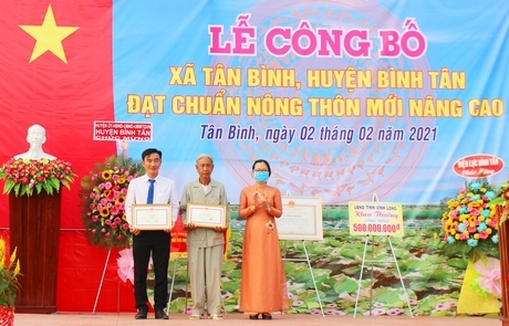 Phó Chủ tịch UBND tỉnh- Nguyễn Thị Quyên Thanh tặng bằng khen cho tập thể và cá nhân xuất sắc trong xây dựng NTM nâng cao.