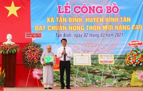 Ông Nguyễn Văn Tập- Chủ tịch UBND huyện Bình Tân tặng giấy khen cho cá nhân xuất sắc trong hỗ trợ xã Tân Bình xây NTM nâng cao.